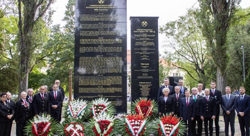 Utoljára koszorúztak az Otthon téren