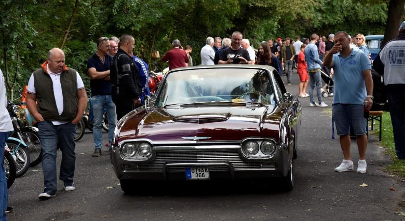 300 veteránjármű, Mercedesekkel a főszerepben a Wittmann parkban - Képgaléria, videó
