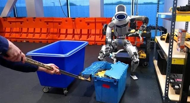 Úgy pakolászik a Boston Dynamics robotja, mint egy kisgyerek – videó