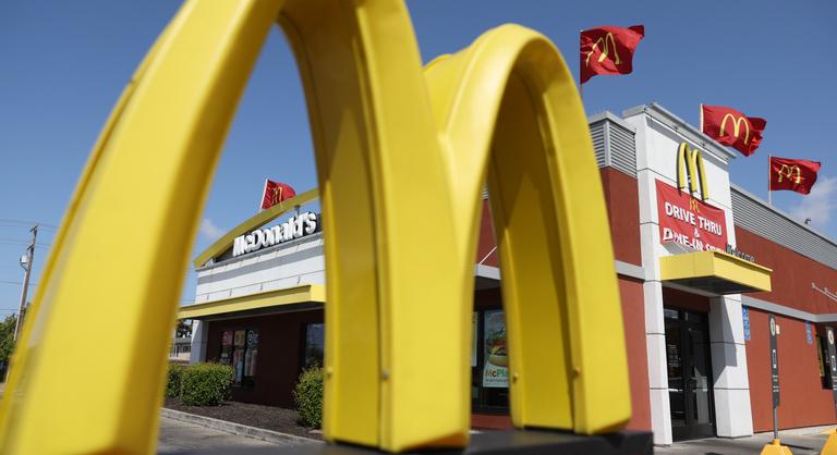 A McDonald's parkolójában szülte meg gyerekét egy nő, az étterem sajátjának tekinti