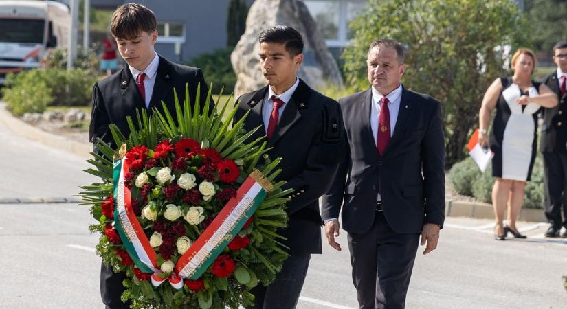 Koszorúzás és megható szavak, ahogyan az Dorogon szokás: fotókon a bányásznapi megemlékezés