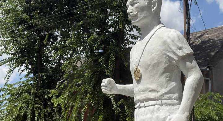 Gyorsgyalogló olimpiai bajnokunk nevét senki nem ismeri, szobra is eldugottan áll