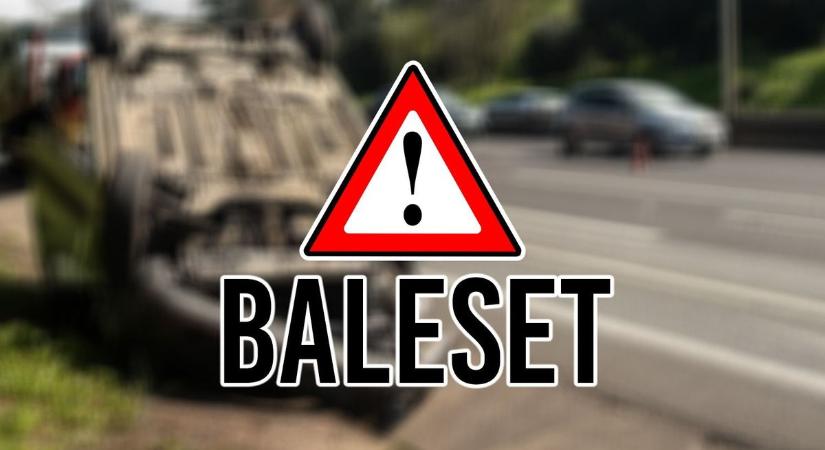 Kerítésnek ütközött, majd tetejére borult egy autó a szabolcsi településen – mentő érkezett a helyszínre