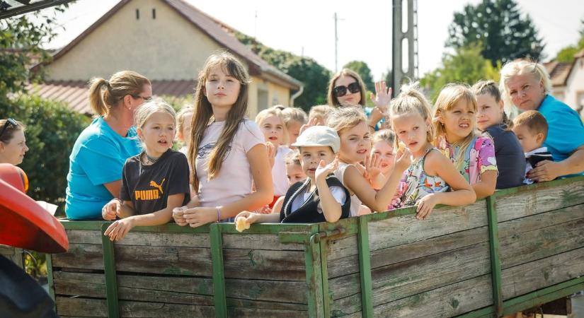 Szüreti felvonulással kezdődött az Egerszóláti Olaszrizling Fesztivál  fotók, videó