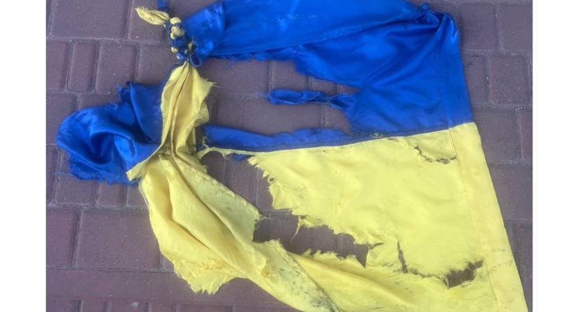 Letépte és megtaposta az ukrán zászlót egy férfi Kropivnickijben, a rendőrség őrizetbe vette