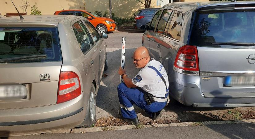 Ismeretlen tettes okozott kárt a parkoló autóban Nyíregyházán (fotókkal)