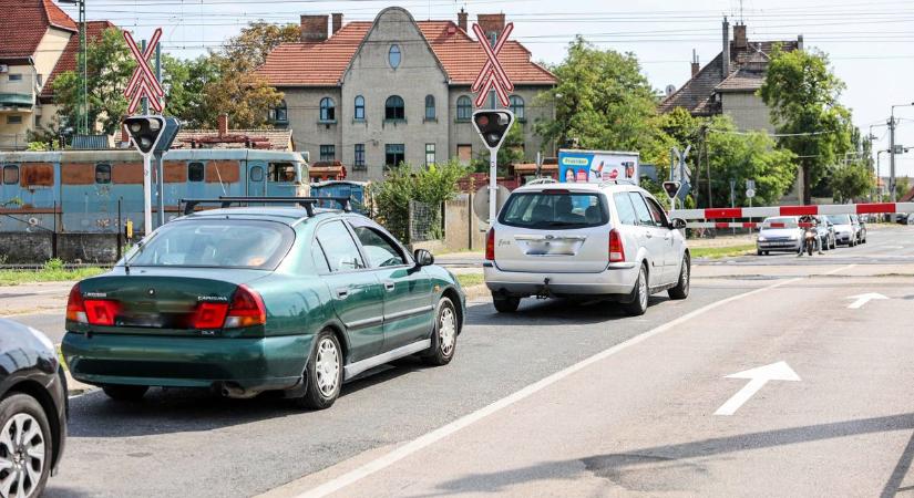 Tervek már vannak: felüljáró az Újlak utcai vasúti átjáróba? - videó