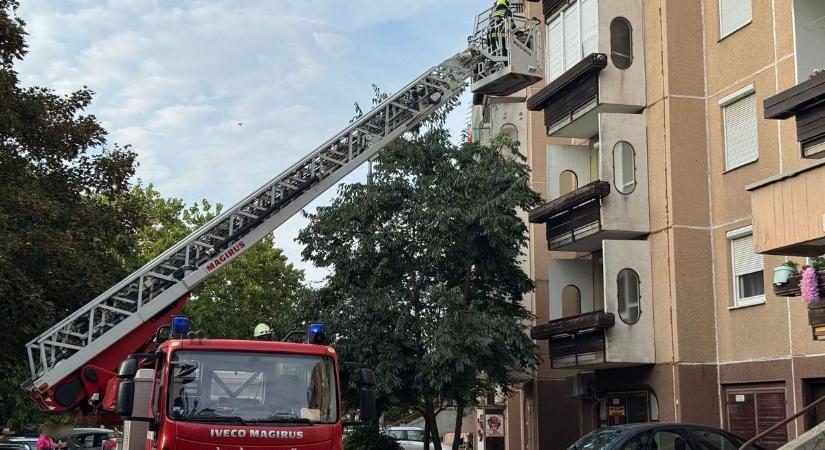 Nagy volt a baj Hajdúszoboszlón, tűzoltók és mentők lepték el a lakást – fotókkal, videóval