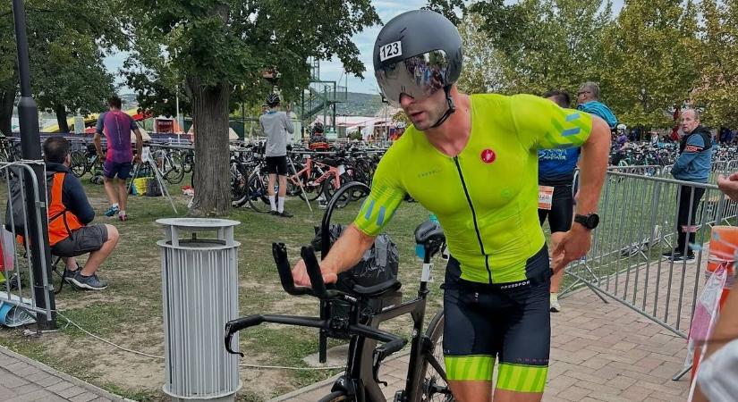 Az ironmaneseket nem engedték a Balatonba, később viszont több százan szaladtak a vízbe (videó)
