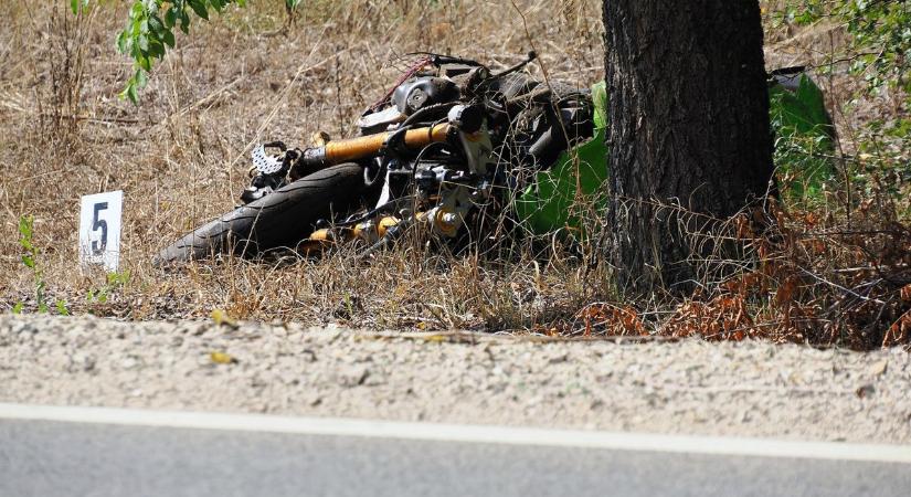 Szabálytalanul előző autós miatt halt meg a motoros, esélye sem volt a túlélésre – videóval