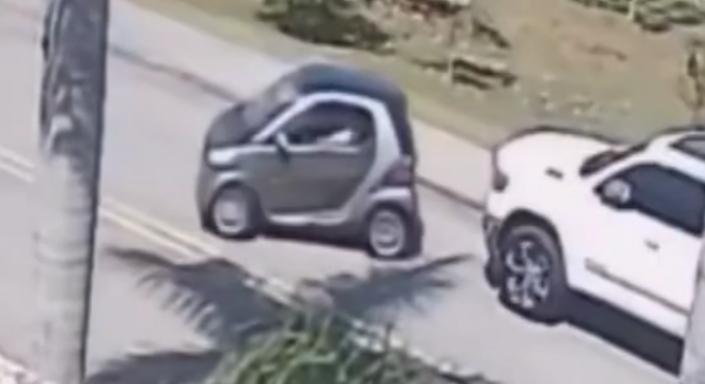 Kínosan felsült, amikor le akart parkolni a Smarttal
