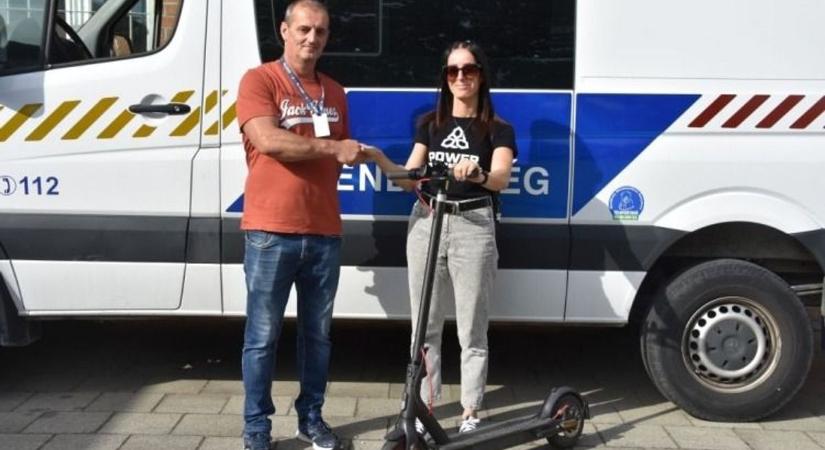 A kapuvári nyomozók visszaadták az ellopott rollert gazdájának - fotó