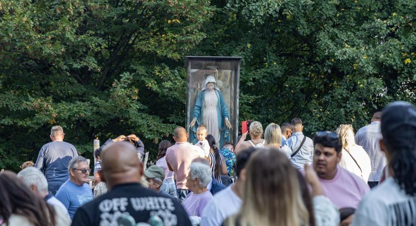 Fotókon a csatkai cigánybúcsú: most is ezreket vonzott a csodavíz és Szűz Mária