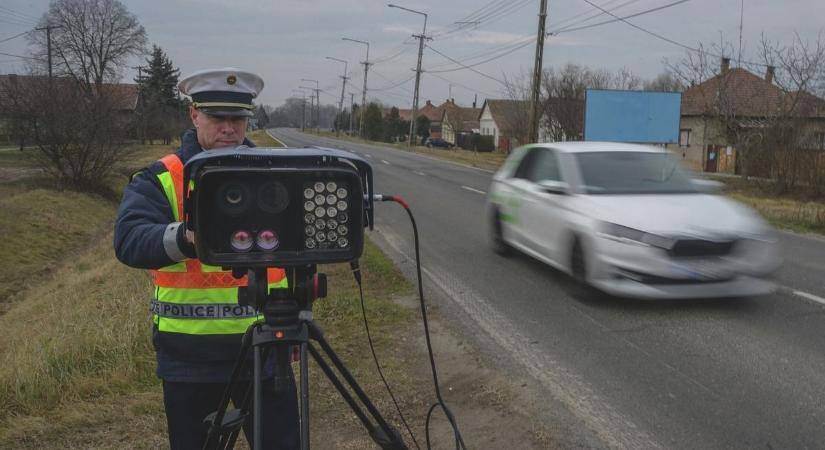 Ha mérni kell, nem ismernek tréfát – új divatot vettek észre az autósok a rendőröknél