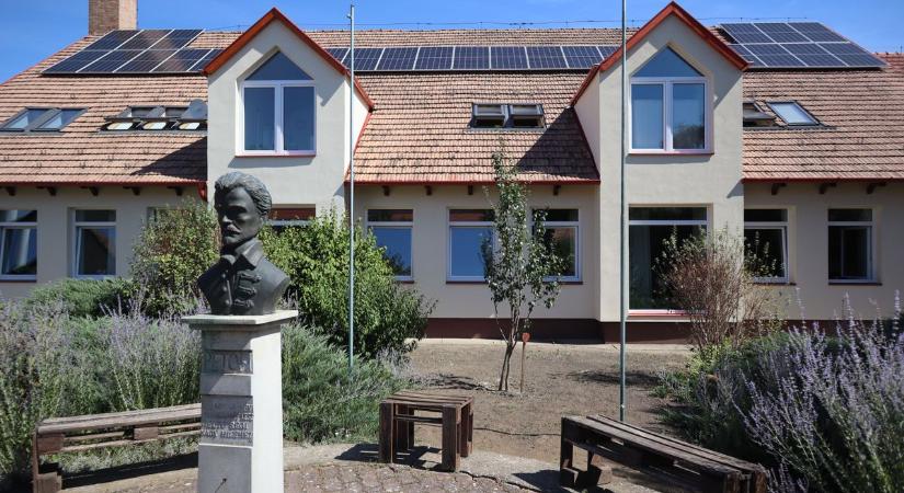 Varázslatosan megszépült a felújított pélyi iskola