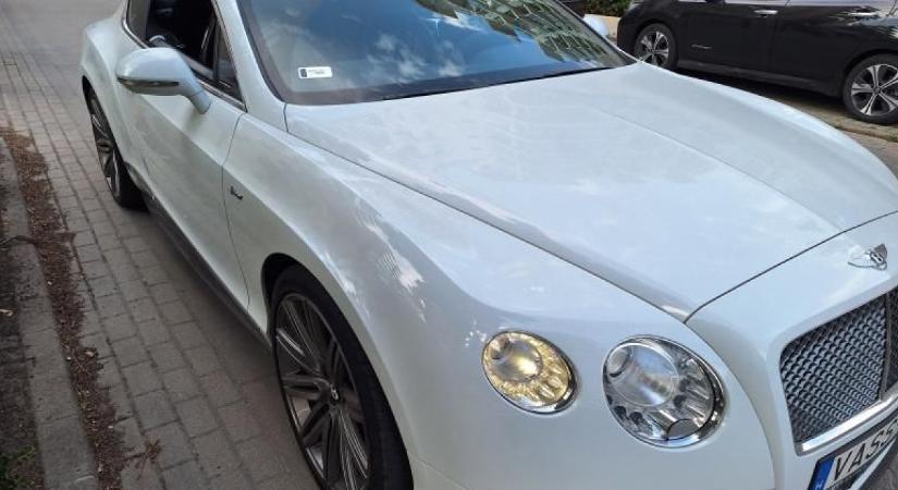 Leutánozná Várkonyi Andreát? Hófehér Bentley-t árul a NAV