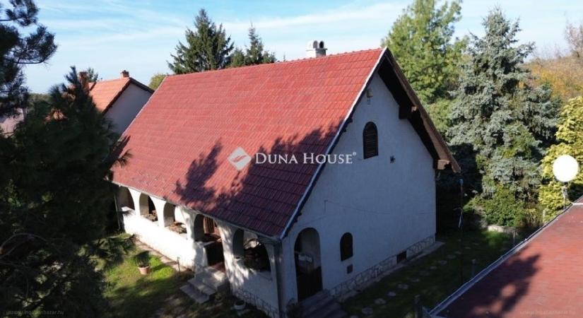 Álomotthon eladó közel a Dunához: nagy kert, veranda, melléképület, minden megtalálható fotók