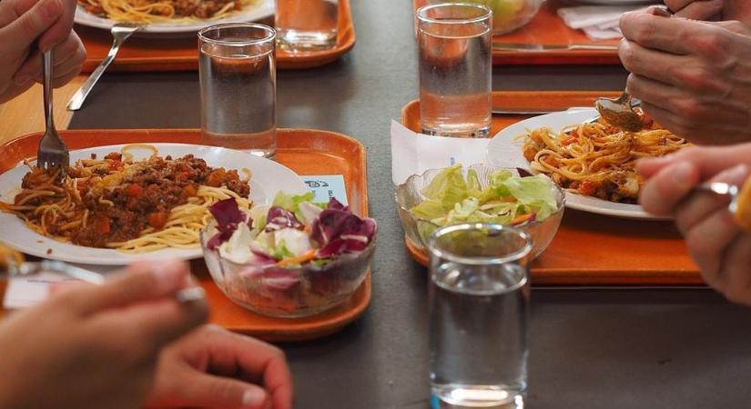 Botrány az iregszemcsei iskolában: üvegszilánk került a menzás ételbe