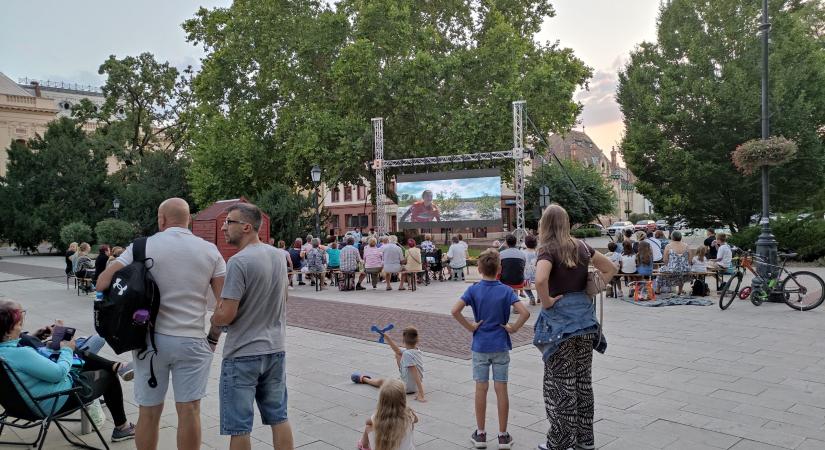 Százak szórakoztak a Kossuth téri szabadtéri moziban