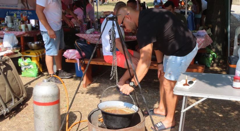 Ebbe a faluba szombaton több vendég érkezett, mint ahány lakosa van, hogy pörköltöt főzzenek – galériával