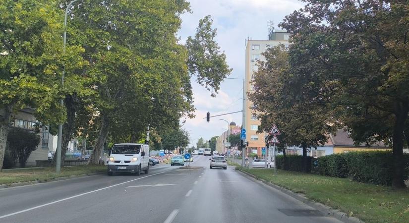 Újabb lámpás kereszteződés Fehérváron: már telepítik a berendezéseket!