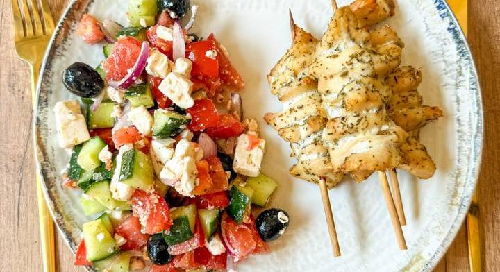 Csirkés souvlaki görögsalátával: sütőben sül aranybarnára a hús