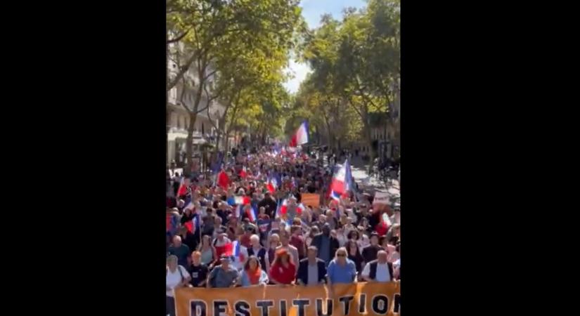 Videó: több ezren követelték Macron lemondását és az unió elhagyását Párizsban