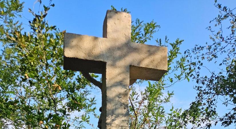 Újjászületett a Jézus-hegy keresztje Pátka határában