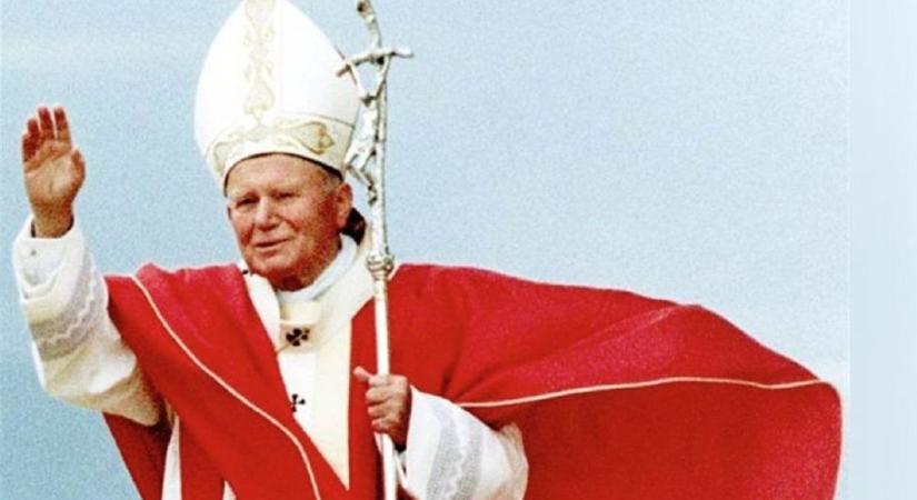 Harmincnégy éve misézett II. János Pál pápa tízezrek előtt Pogányban
