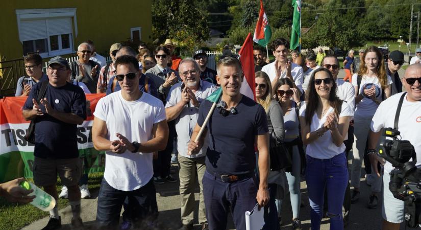 Magyar Péter megérkezett, Orbánék közelébe sem engednek senkit a rendőrök Kötcsén