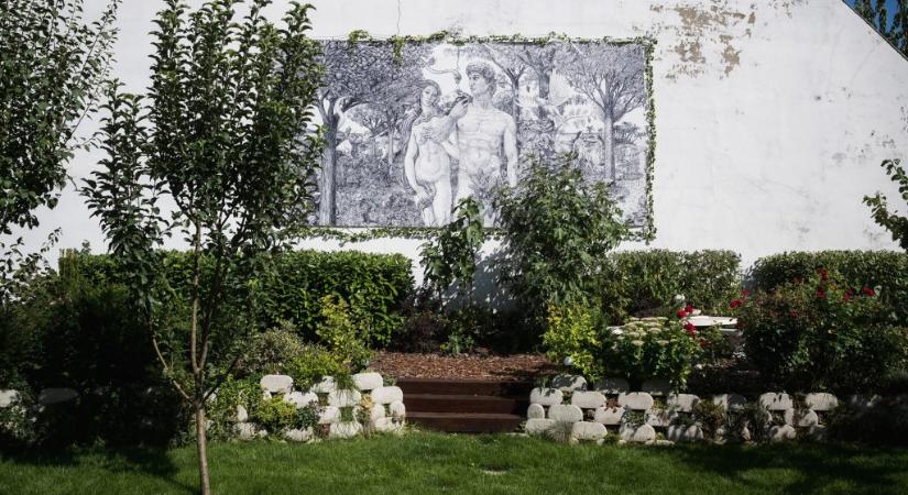 Óbudai házfalon találkozott Michelangelo Dávidja és Botticelli Vénusza