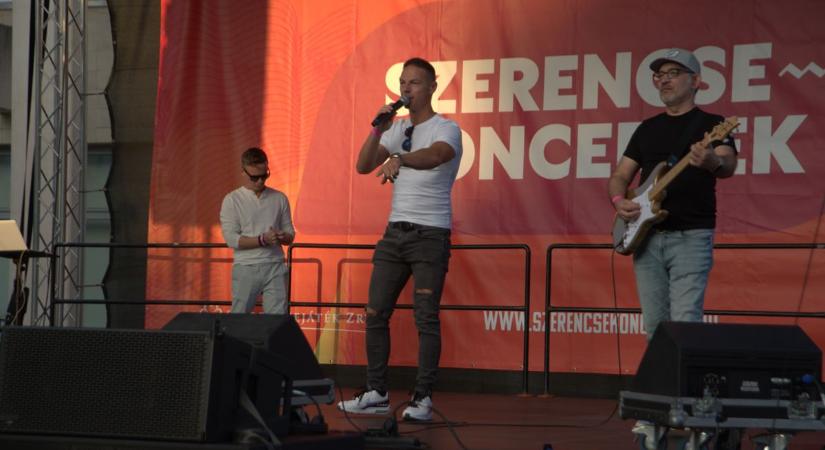Nem a szerencsén múlt! Fantasztikus zenei élmény a dombóvári téren (fotókkal)