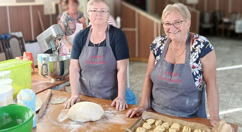 Kemenceavató kenyérsütés Nagyszelmencen képeken