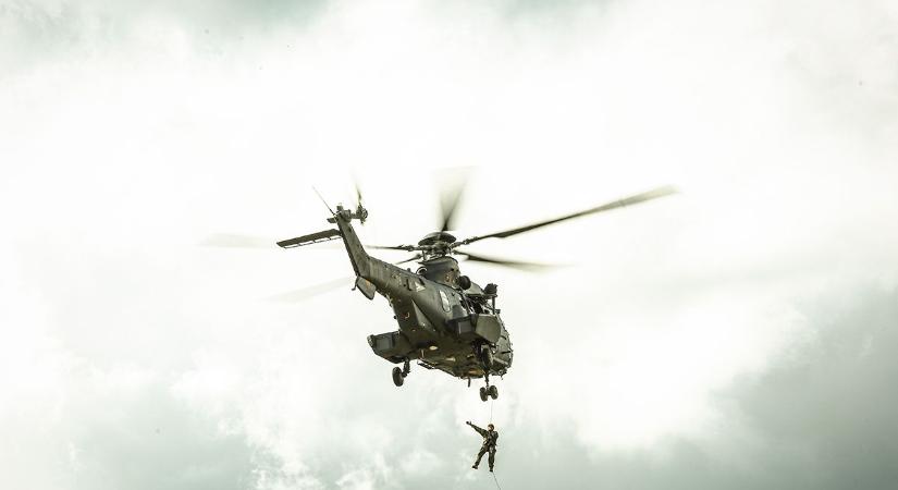 Harci helikopterek és kutató-mentő csapatok lepték el a Mátrát: Tatáról is érkeztek egységek