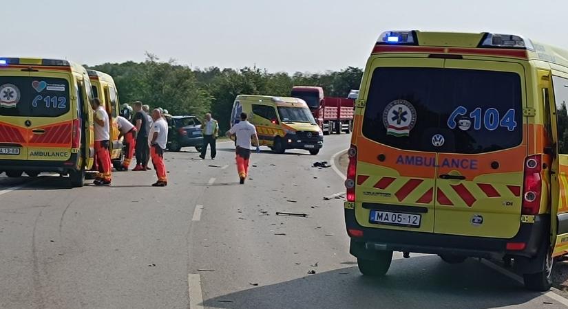 Tömegbaleset az 55-ösön, egy ember a helyszínen életét vesztette