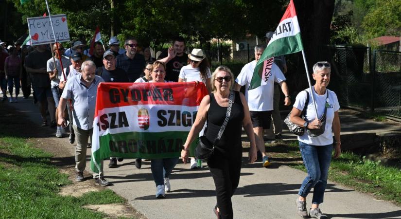 Egyre csak gyűlik a tömeg Kötcsén a Hősök terén