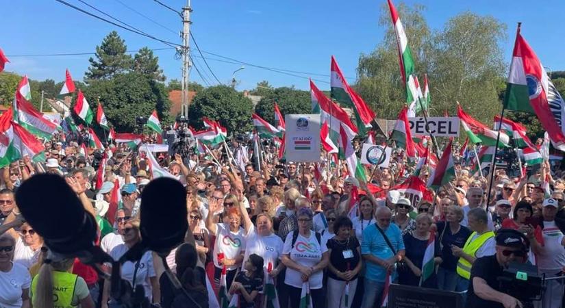 Magyar Péter megérkezett Kötcsére, majd bejelentette, hogy kicsit csúszni fog a kezdés
