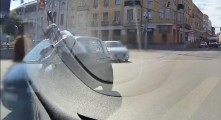 Mintha ott sem lett volna, úgy ment neki egy autónak egy rolleres Újpesten
