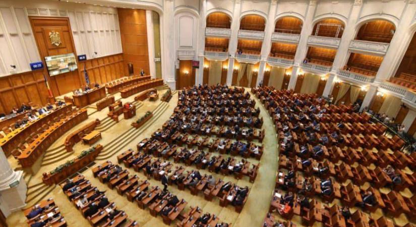 Gyülekező a parlamentben – Szavaznak a bizalmatlansági indítványokról