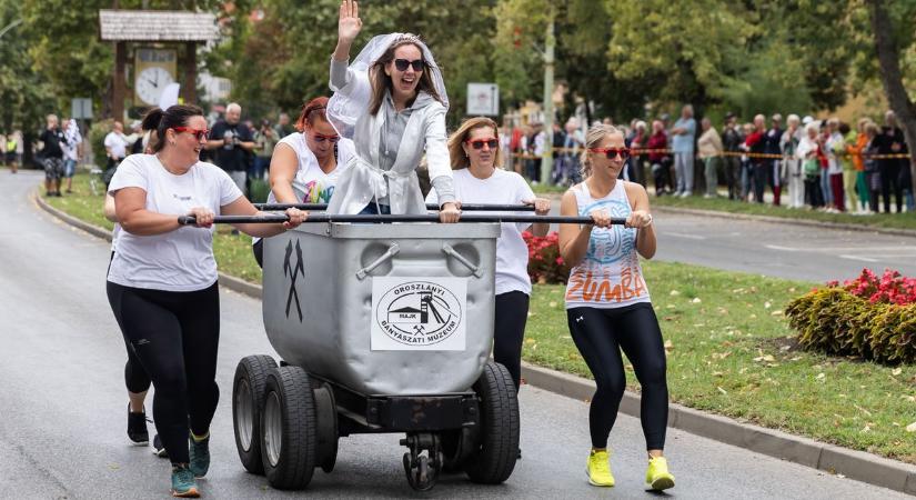 Úgy meglepték a menyasszonyt a bányásznapon, hogy egy csillében kötött ki videó