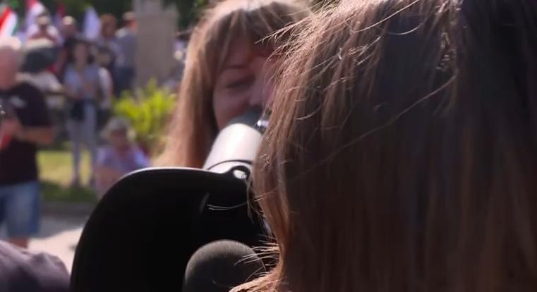 A Tisza Párt szimpatizánsai provokálták a HírTV munkatársát  videó