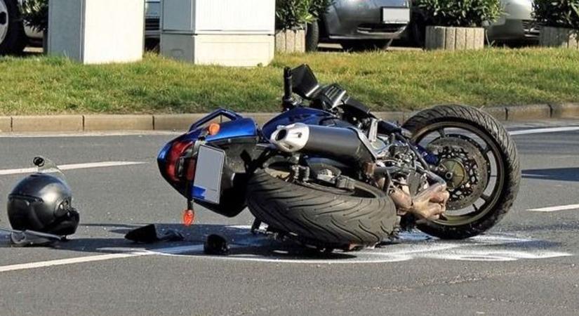 Nagy lehet a baj: Súlyos motorbaleset miatt lezárták az utat