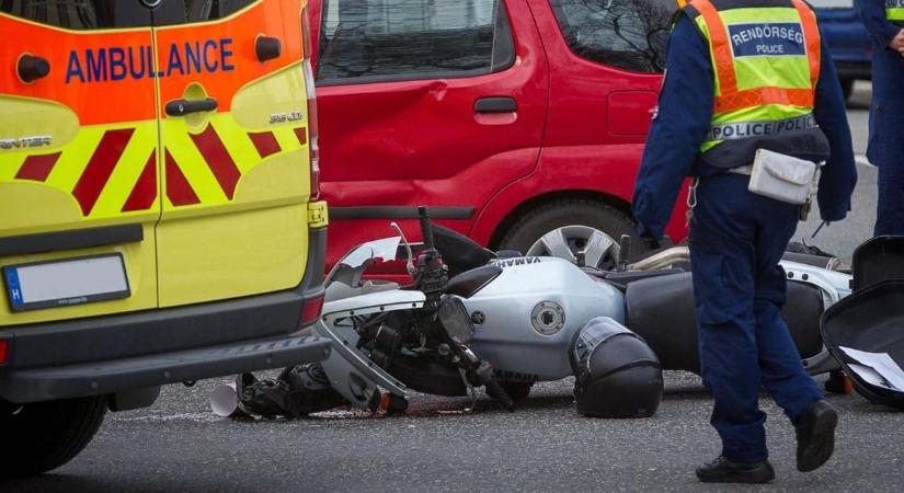 Hatalmas baleset a főúton: motor és autó ütközött, mentők szirénáznak!