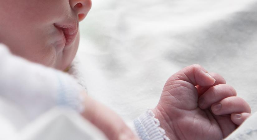 Sokkoló videó: Ezt hagyták a baba mellett, majdnem tragédia lett a vége