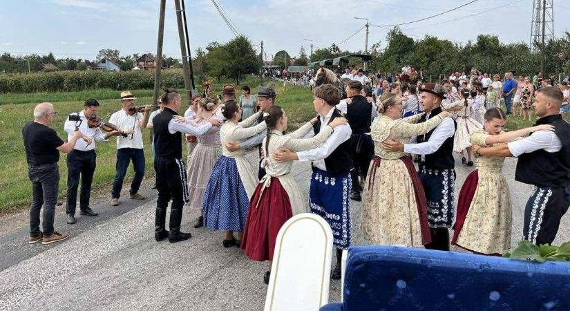 Rengetegen vettek részt a hajdú-bihari szüreti felvonuláson