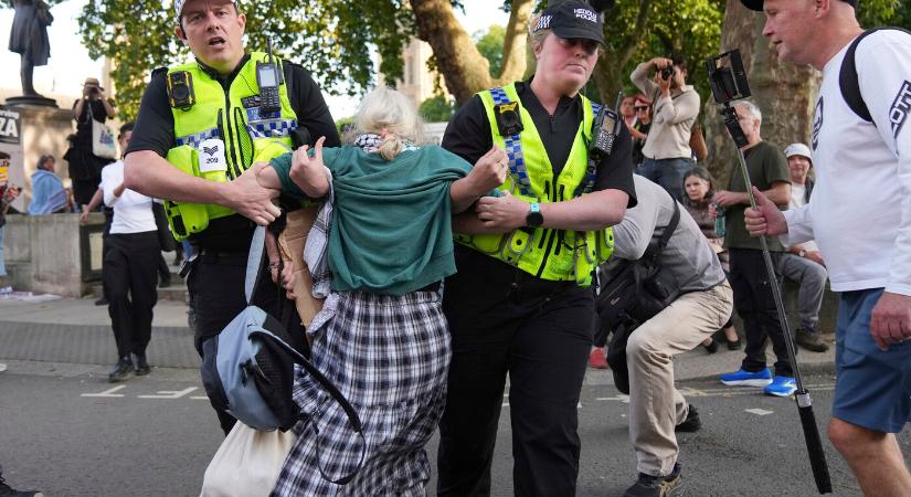 Több mint négyszáz embert vettek őrizetbe a betiltott Palestine Action palesztinpárti szervezet melletti londoni tüntetésen