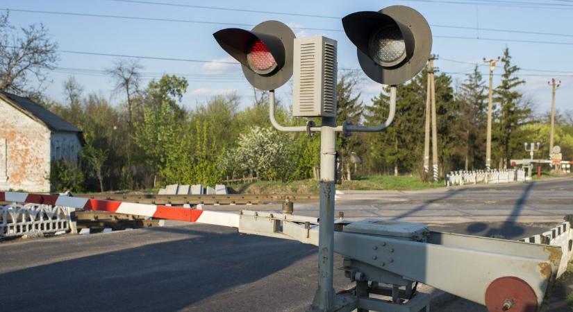 Vasúti átjárókat zárnak le a térségben, mutatjuk a helyszíneket