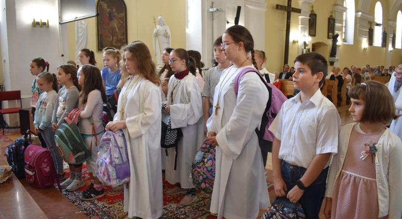 Áldott táskával mehetnek iskolába a diákok