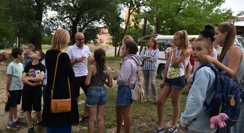 Hajóroncsok nyomába indultak a táborozó gyerekek Szolnokon – videóval, galériával