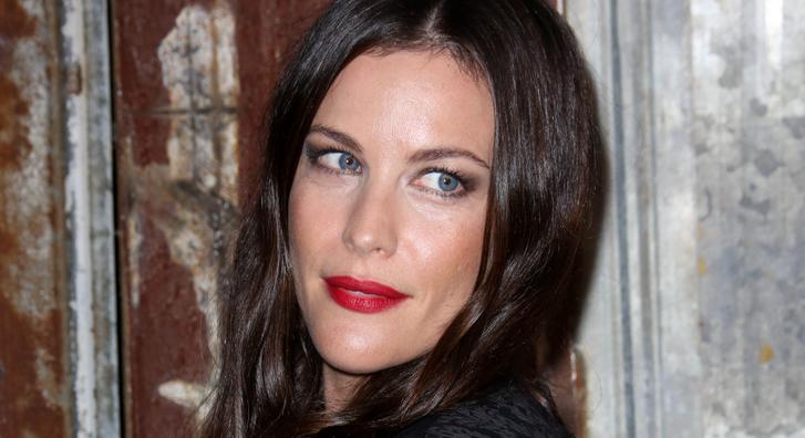 Nem káprázik a szemünk, Liv Tyler kislánya tényleg pont úgy néz ki, mint a színésznő